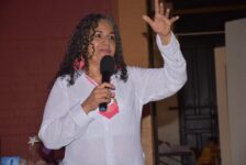 La poetisa Isidra De la Vega, directora de Flórez junto al mar